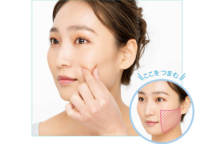 皮膚をつまんではがす