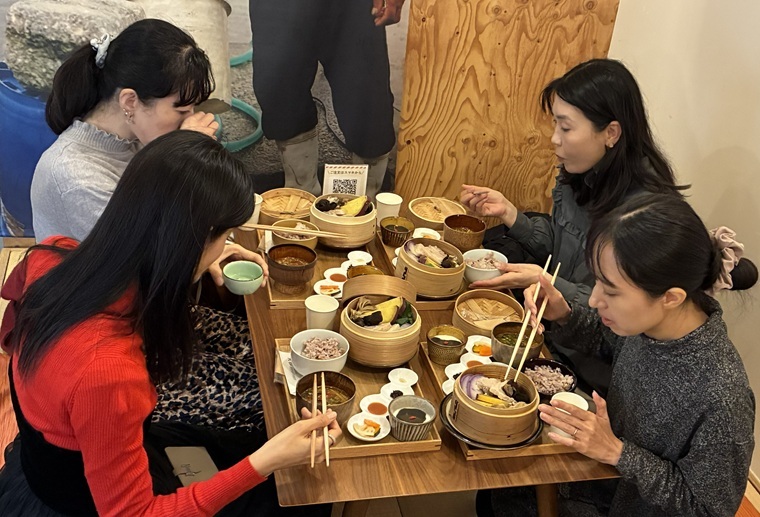 発酵食品ランチを食べるアンバサダー