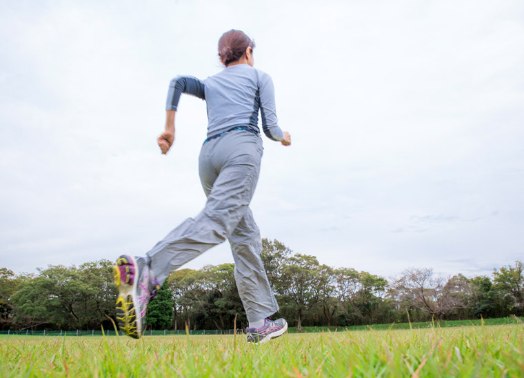 ウォーキング中の女性の後ろ姿