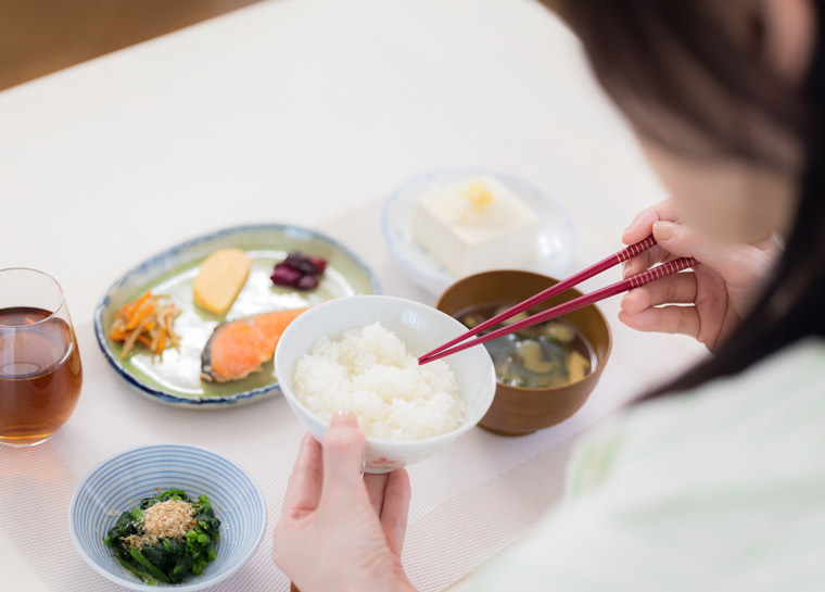 和食を食べている女性
