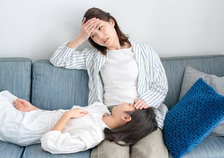 熱が出てる女の子と母親