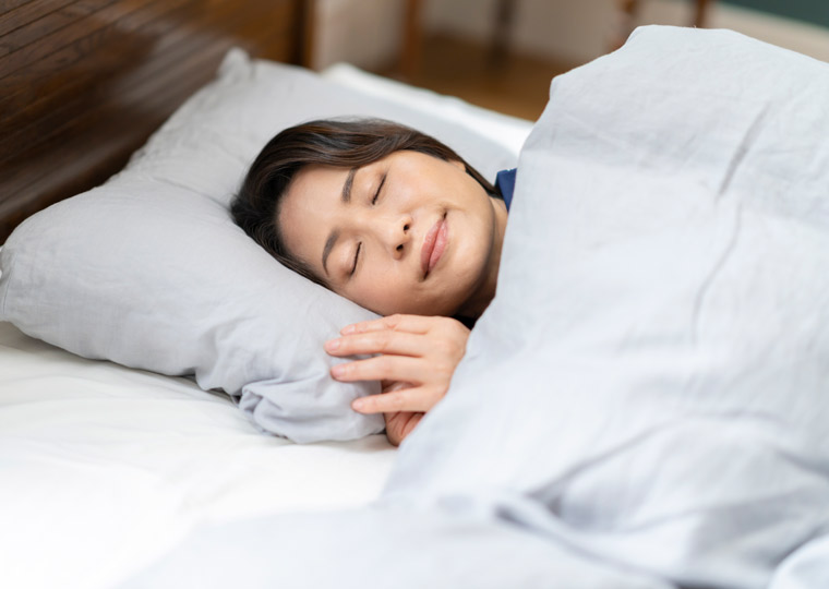 熟睡している女性