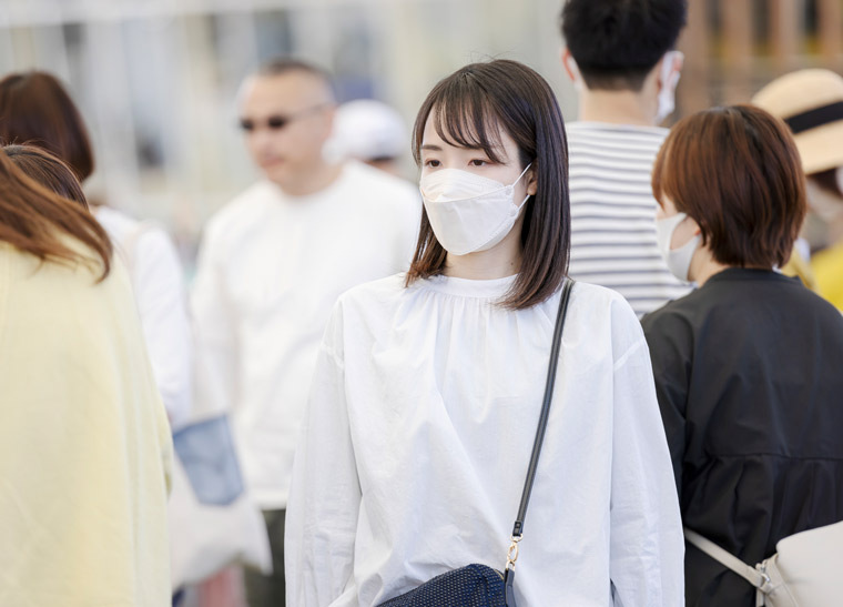 人混みの中マスクをした女性