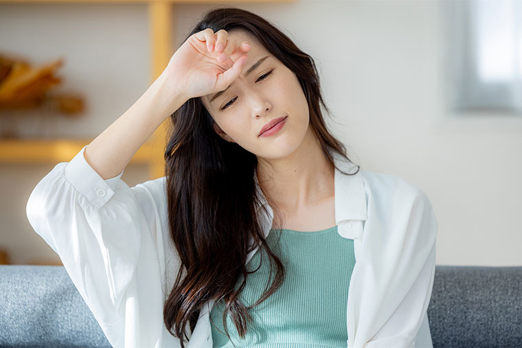 頭痛に悩む女性