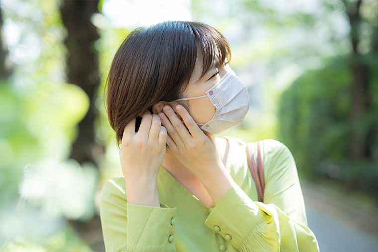 マスクで耳が痛い女性