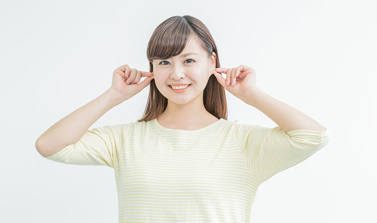 耳を触る女性