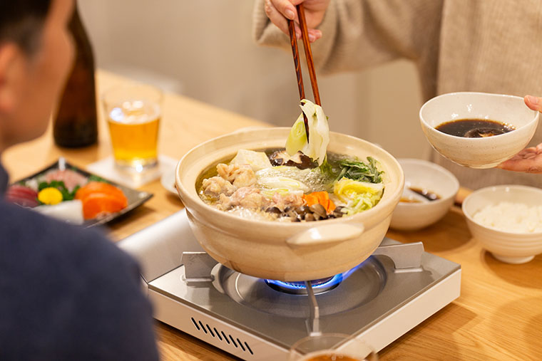 鍋を食べる夫婦