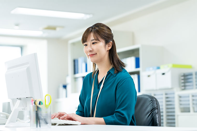 パソコンで仕事をする女性