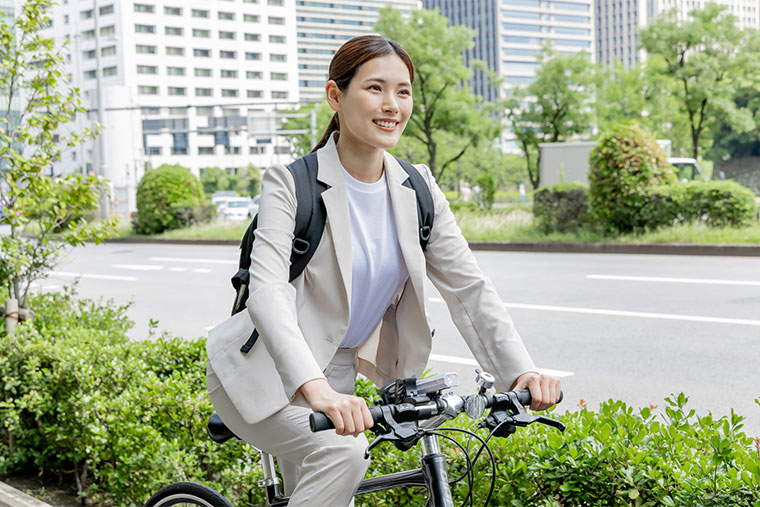 自転車をこぐ女性