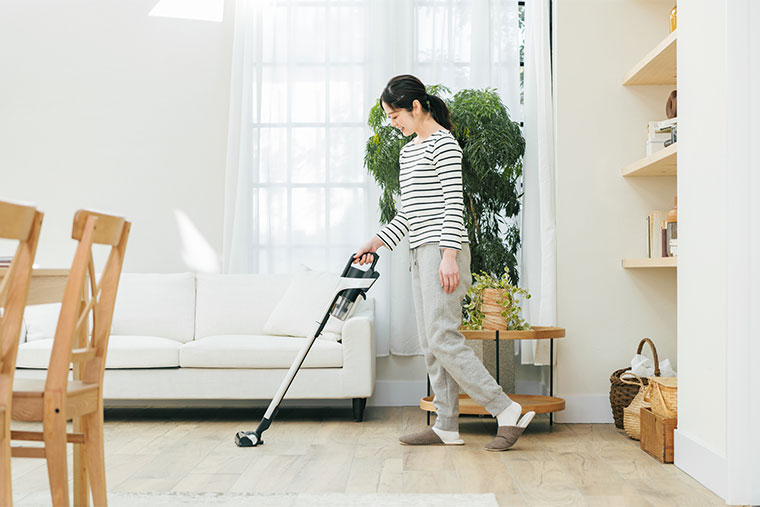 掃除機をかける女性