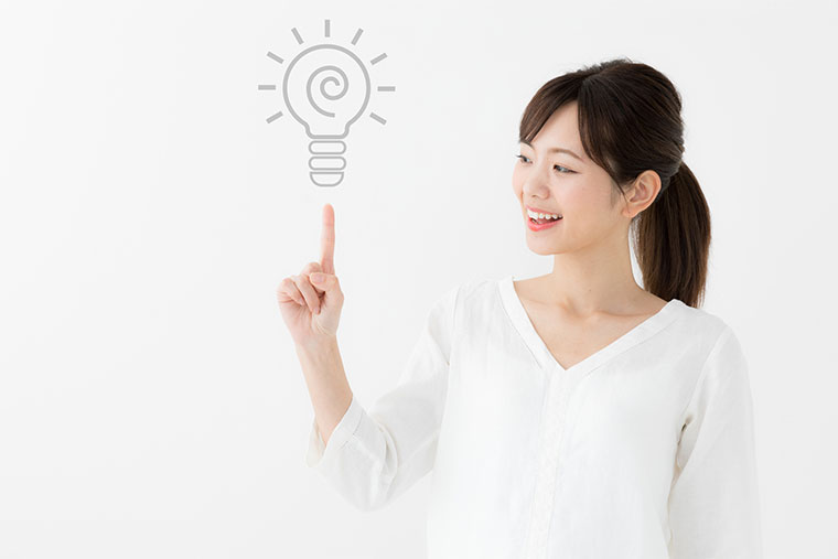 電球マークと女性