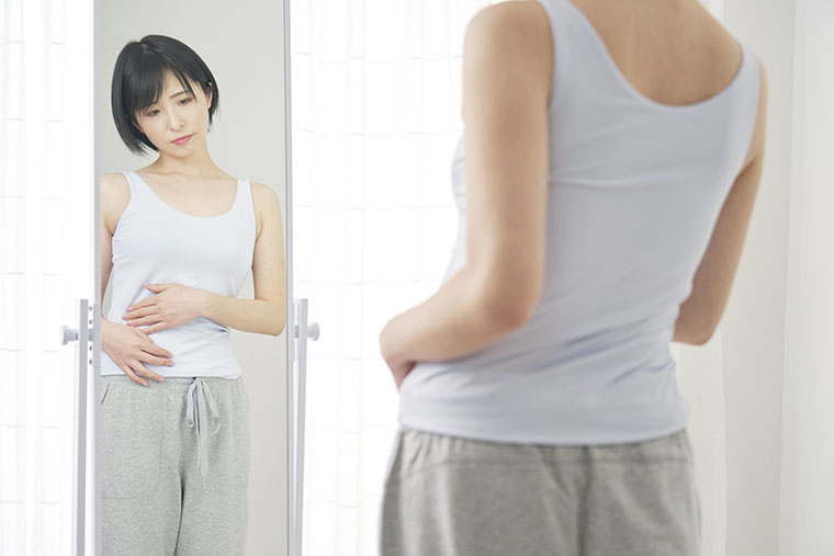 ウエストを確認する女性