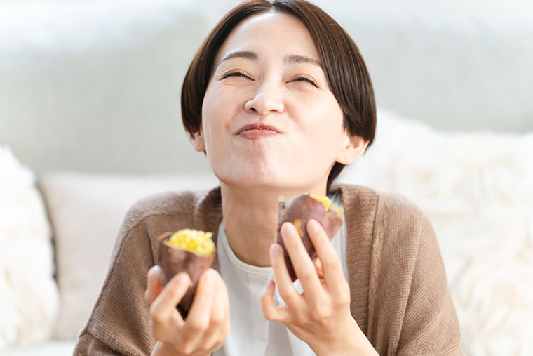 さつまいもを食べる女性