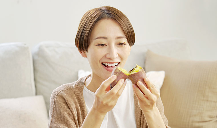 さつまいもを食べる女性