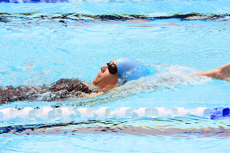 水泳ダイエット_泳ぐ女性