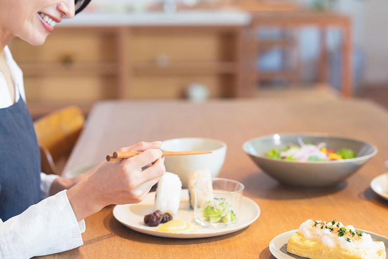 水泳ダイエット_食事する女性