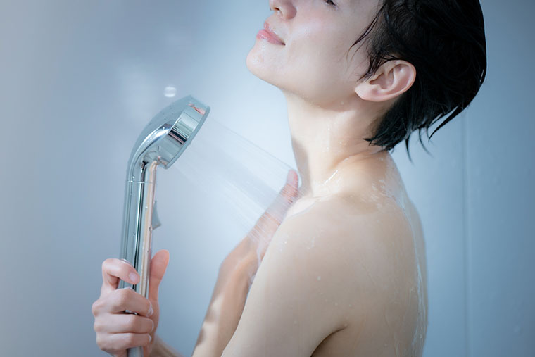 水泳ダイエット_シャワーを浴びる女性