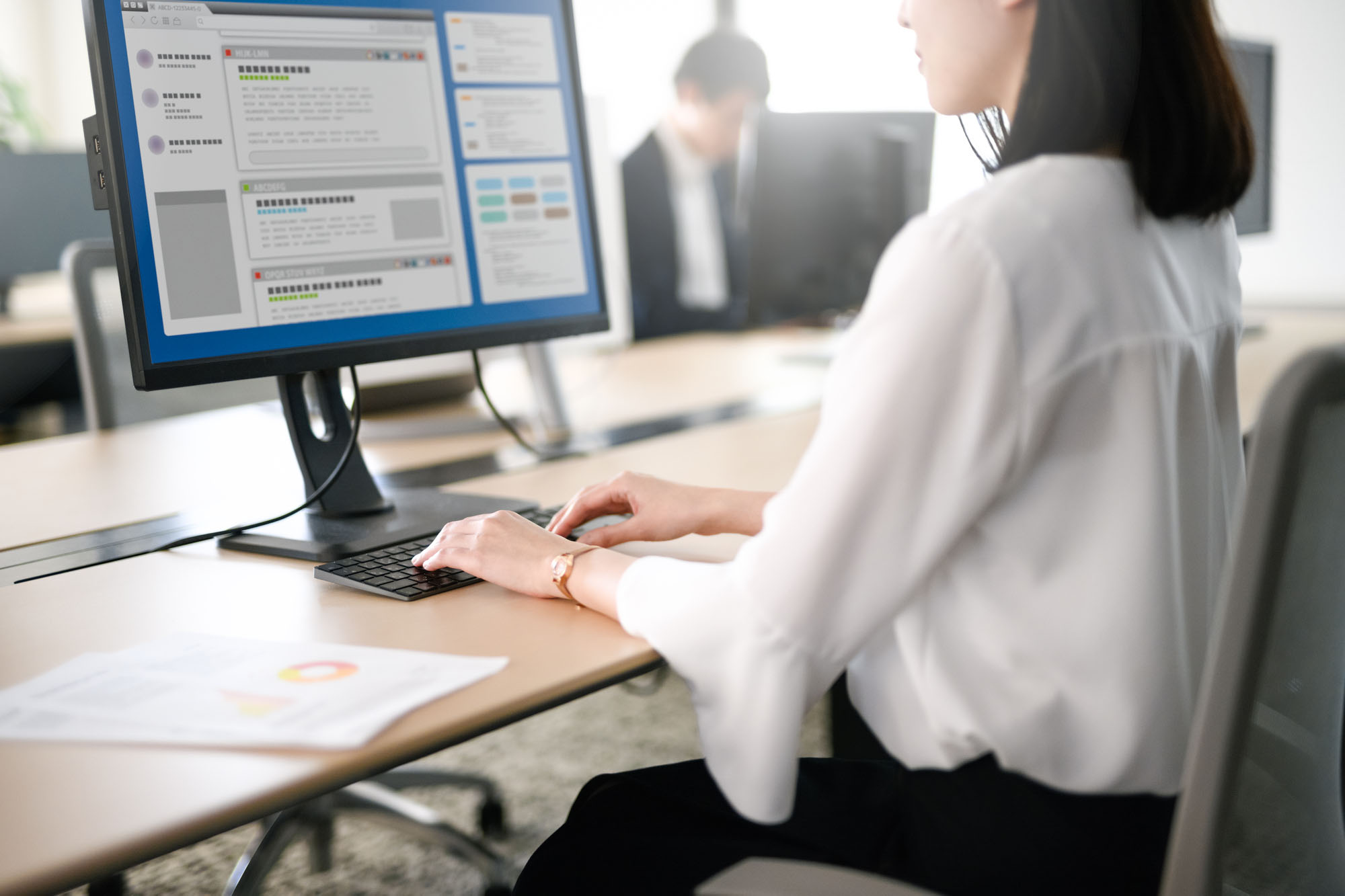 オフィスで働くビジネスパーソン