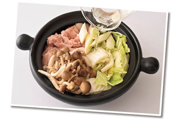 水に鶏がらスープのもと、白だしを加える