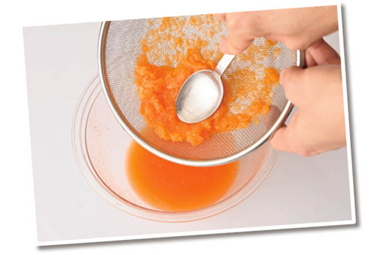 みかんは実を搾り、果汁だけを使用する