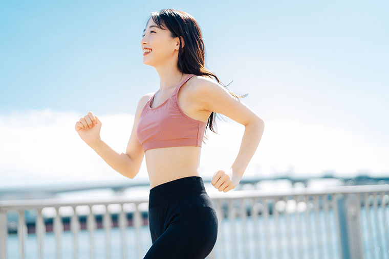 運動する女性