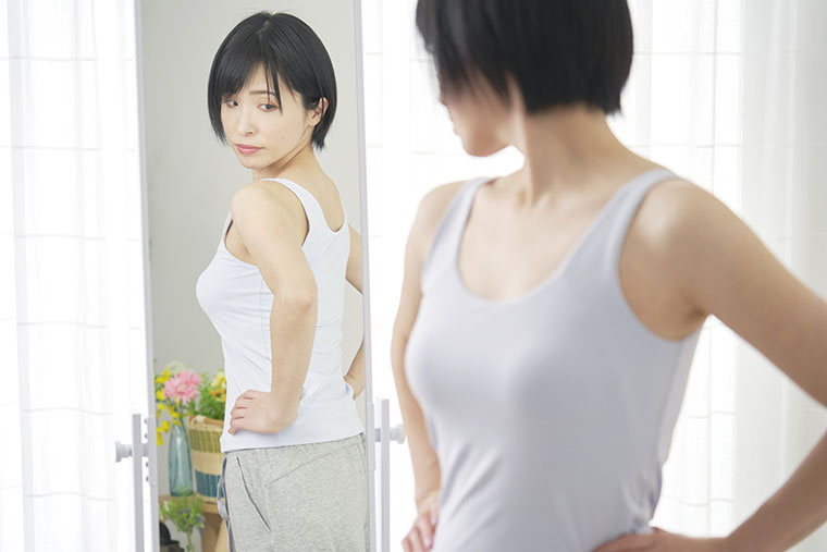 鏡で確認する女性
