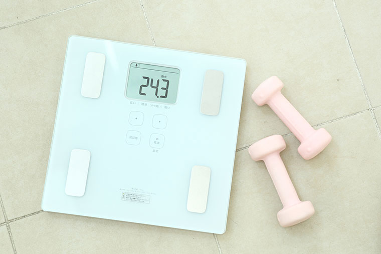 体重計とダンベル