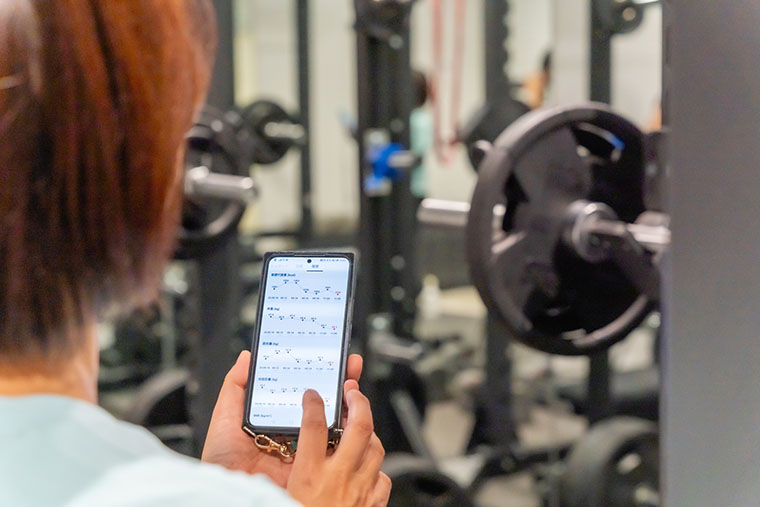 運動量を確認する女性