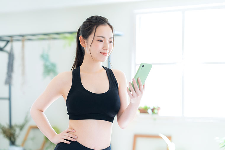 スマホを確認する女性