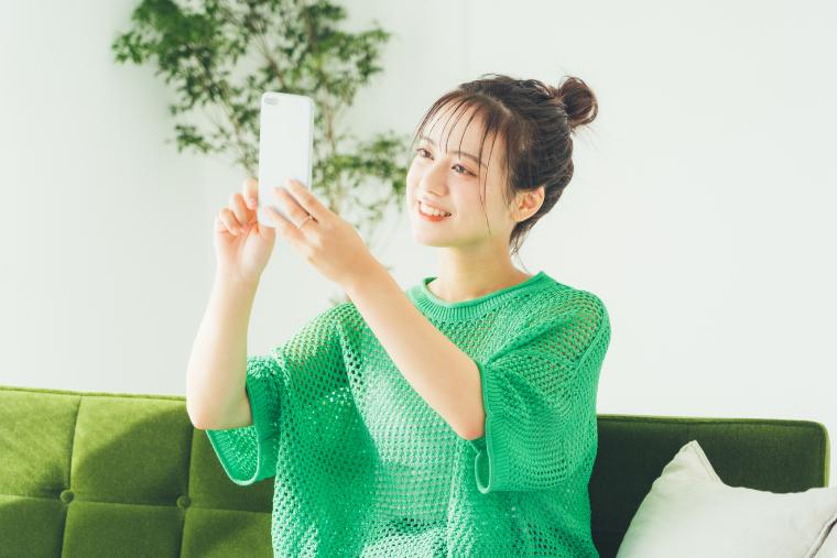 スマホを見る女性