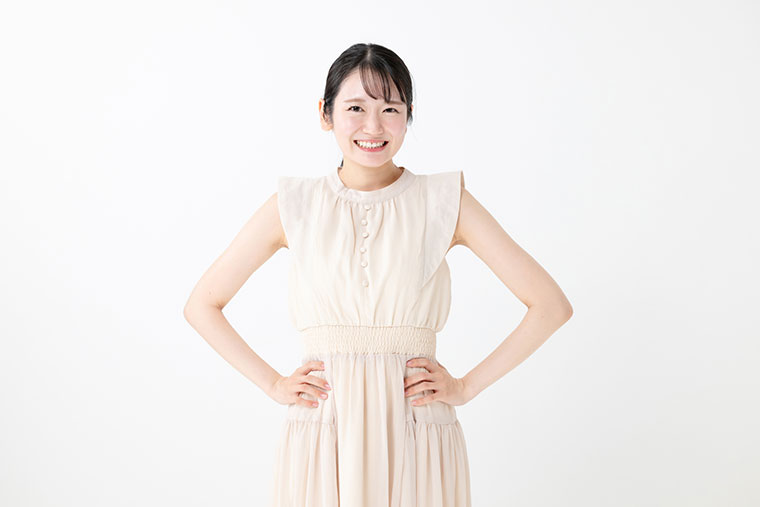 腰に手をあてる女性
