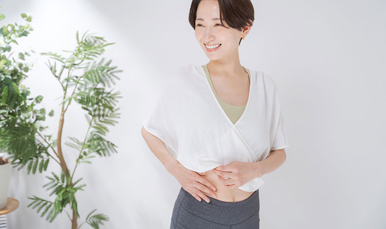 ウエストを確認する笑顔な女性