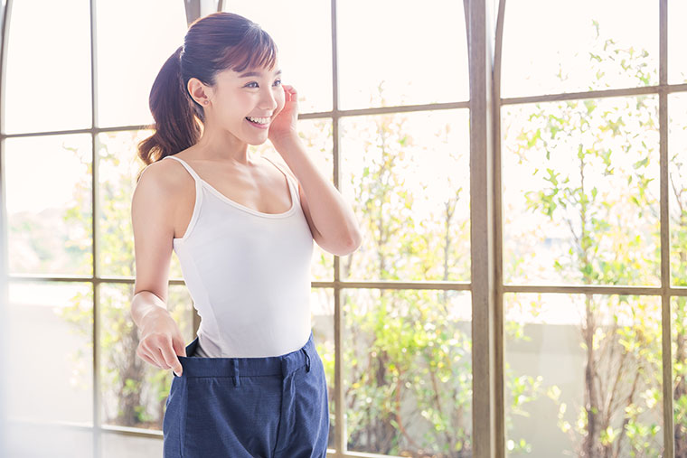 ウエストがヤセて嬉しそうな女性