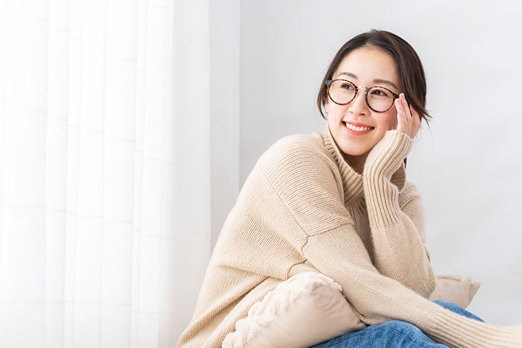 ニットを着た女性