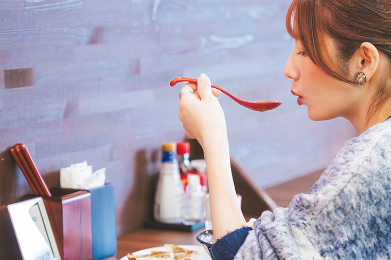 マーラータンを食べる女性