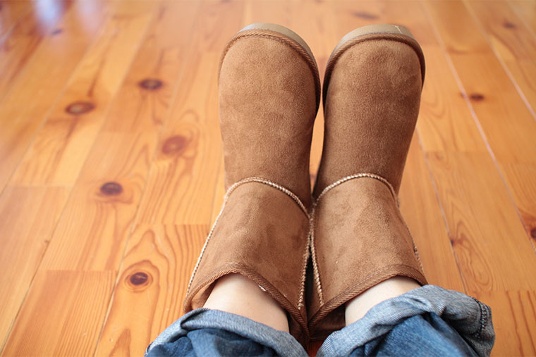 ムートンブーツを履いた女性の足元