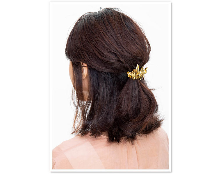 気になるヘアゴムは「バレッタ」で隠す