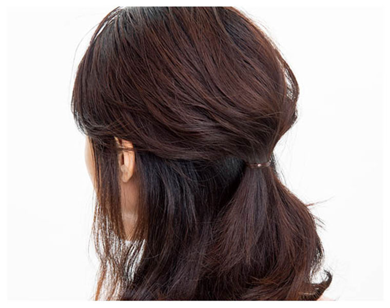 ヘアゴムで髪をまとめる