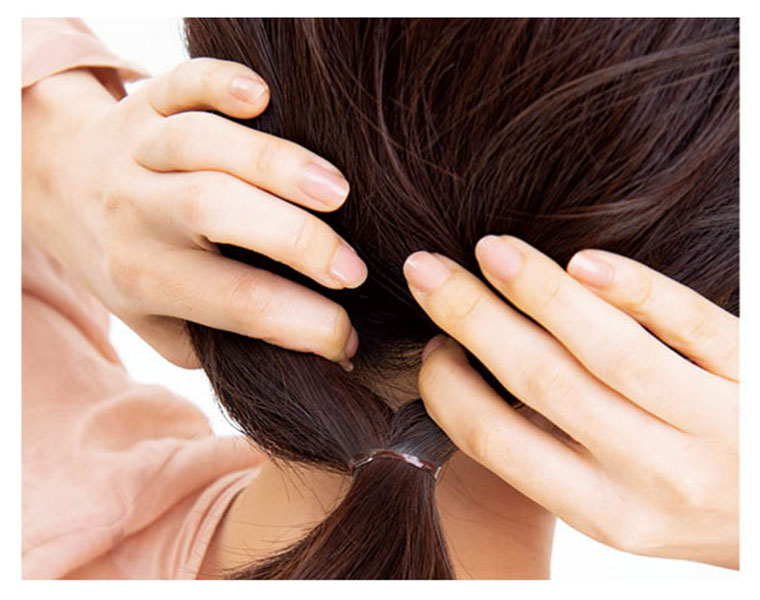 耳の後ろでゆるく結ぶ