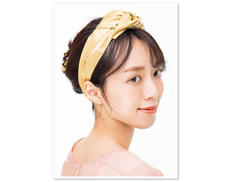 ヘアターバンをつけた女性