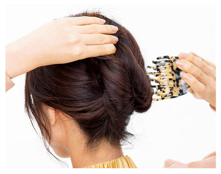 クリップで髪を留める