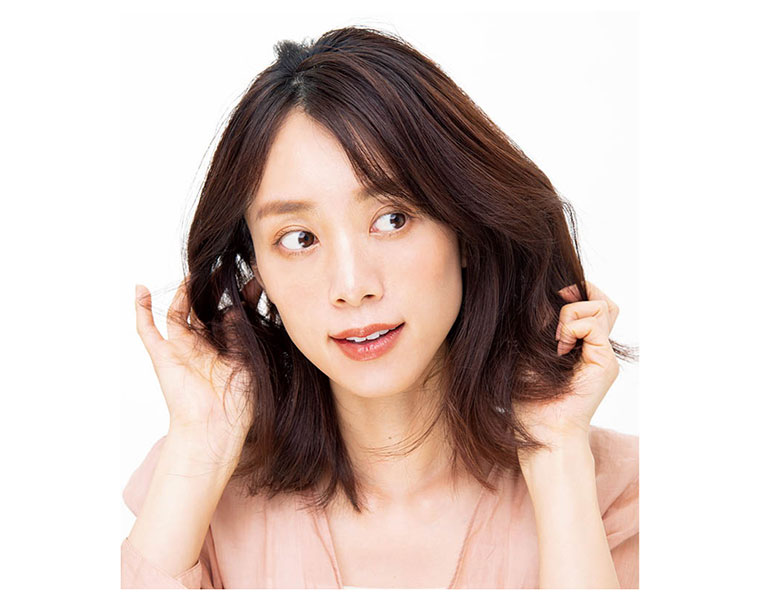 スタイリング剤をつける女性