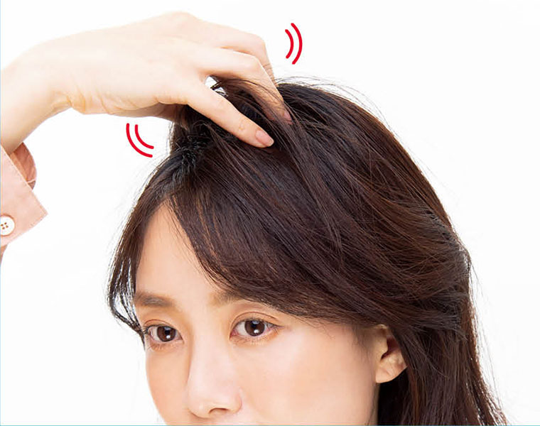 指先を左右に揺らし髪をかき上げる