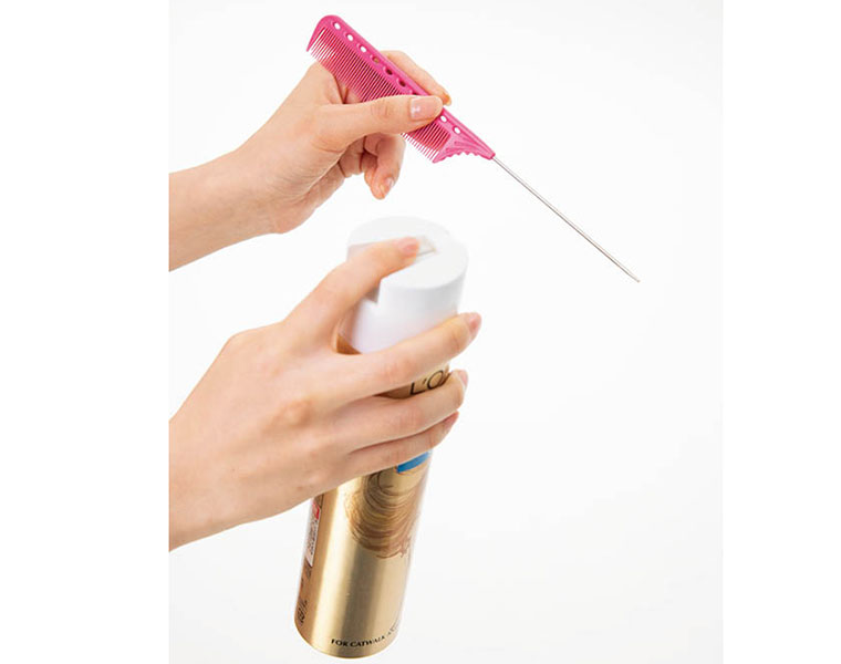 くしの柄にヘアスプレー