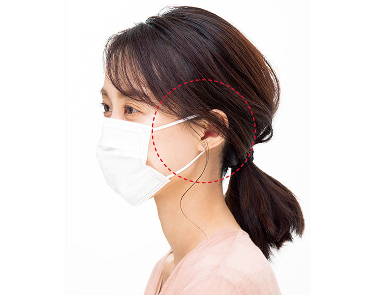 マスクの上に髪を引き出す