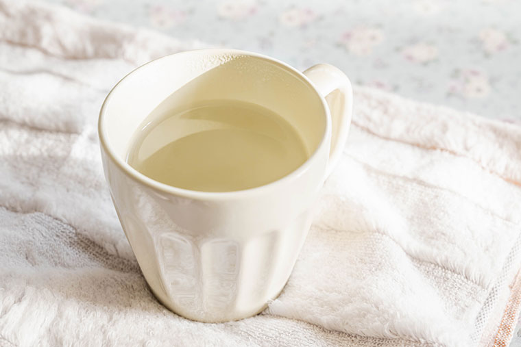 マグカップに入った白湯