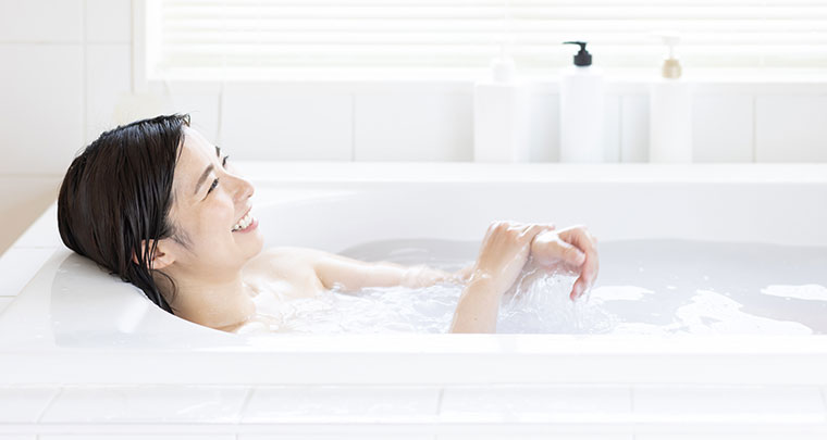 入浴する女性