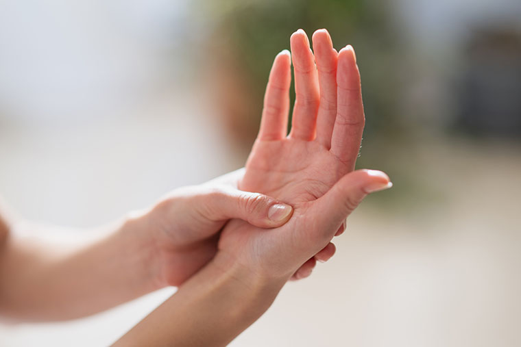 手のツボ押し