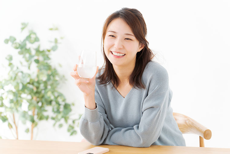 水を飲む女性
