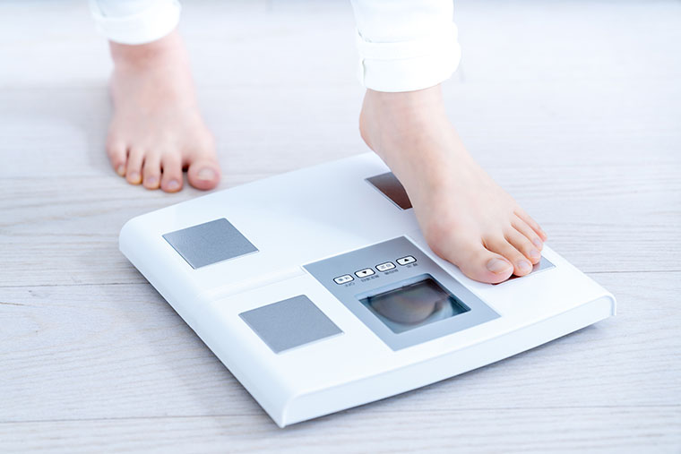 体重計に乗る女性